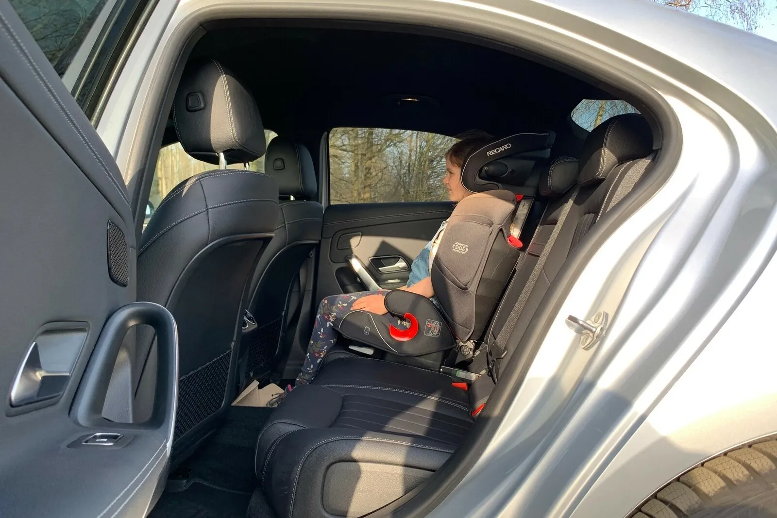 Mercedes Benz A 250e: In der viertürigen Stufenhecklimousine haben auch Kinder in ihren Kindersitzen reichlich Platz.